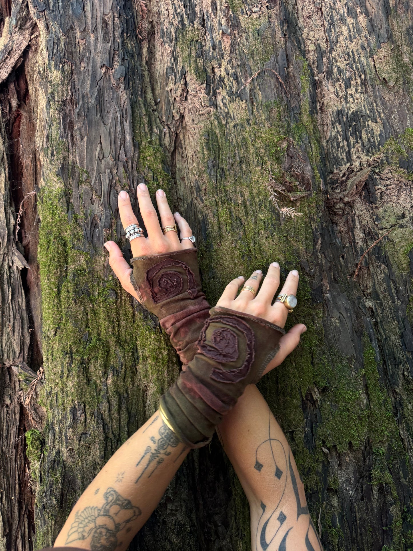 Spiral Gloves - Green/Brown Tie Die